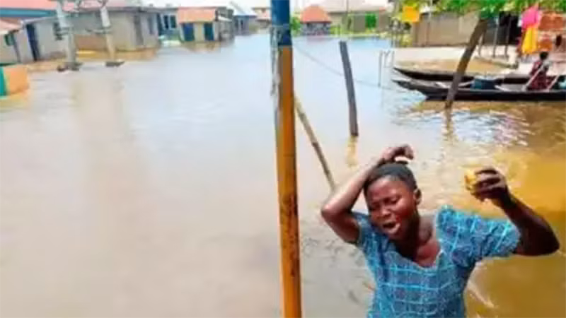 Cảnh ngập nước ở Anambra (Nigeria) sau một vụ tai nạn thuyền hồi tháng 10 năm ngoái. (Ảnh minh họa: The Times of India/TTXVN)