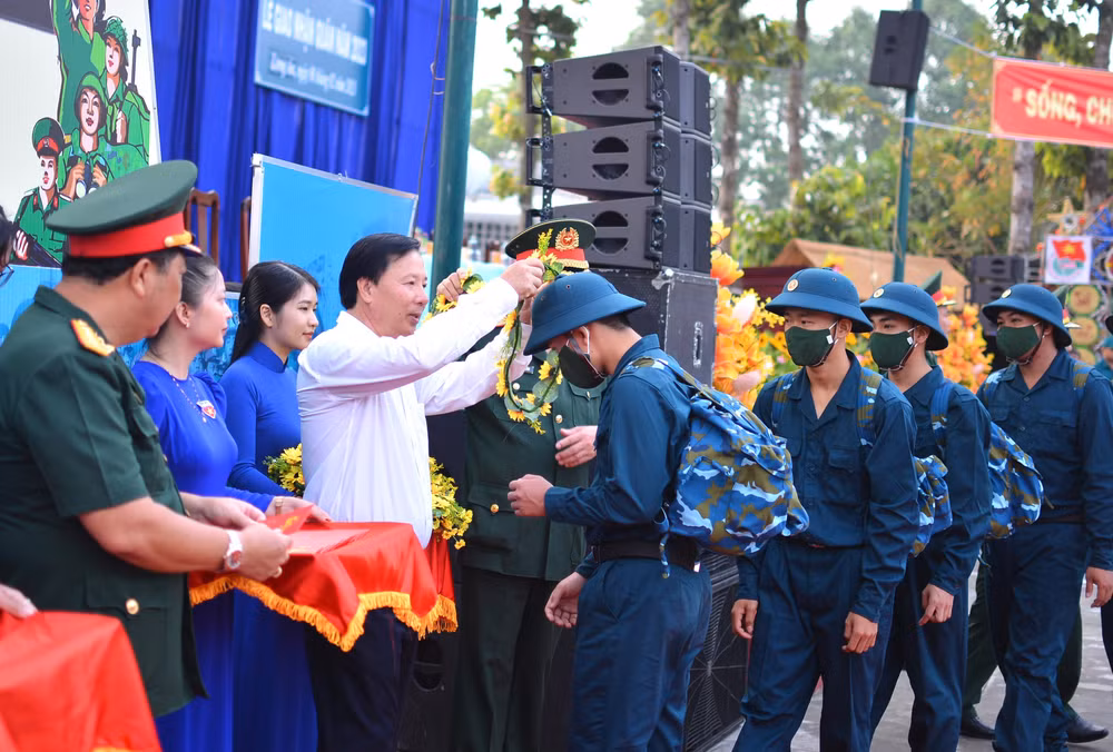Chủ tịch Ủy ban nhân dân tỉnh Long An Nguyễn Văn Út trao hoa cho tân binh huyện Đức Hòa lên đường nhập ngũ.