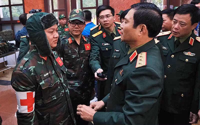 Thượng tướng Nguyễn Tân Cương (bên phải trong ảnh) dặn dò, giao nhiệm vụ cho các sĩ quan, chiến sĩ thuộc Đoàn công tác tham gia hỗ trợ nhân đạo, cứu trợ thảm họa tại Thổ Nhĩ Kỳ.