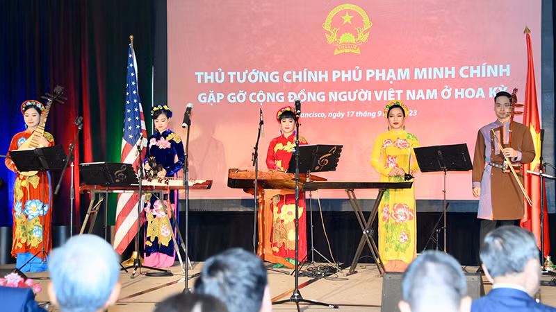 Các nghệ sĩ trong nước sang biểu diễn chương trình nghệ thuật 'Một thoáng quê hương". Các nghệ sĩ trong nước sang biểu diễn chương trình nghệ thuật 'Một thoáng quê hương".