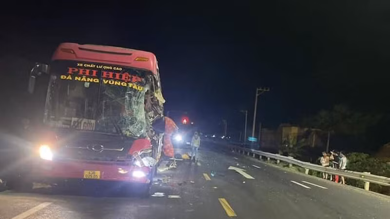 Xe khách trong vụ tai nạn bị hư hỏng nặng.