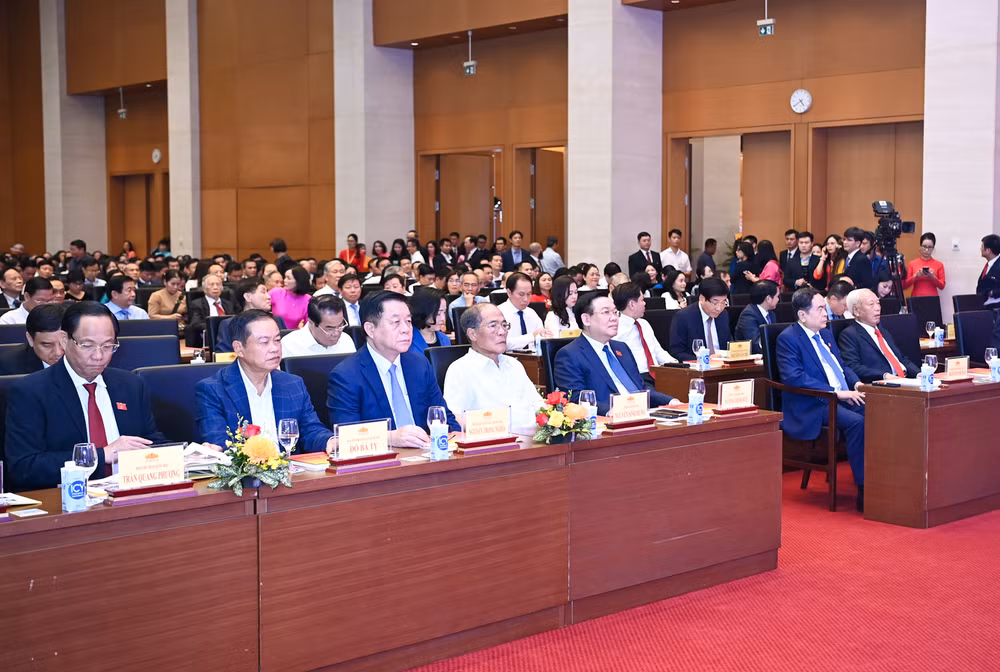 Chủ tịch Quốc hội Vương Đình Huệ cùng các đồng chí lãnh đạo, nguyên lãnh đạo Đảng, Nhà nước và các đại biểu dự buổi lễ.