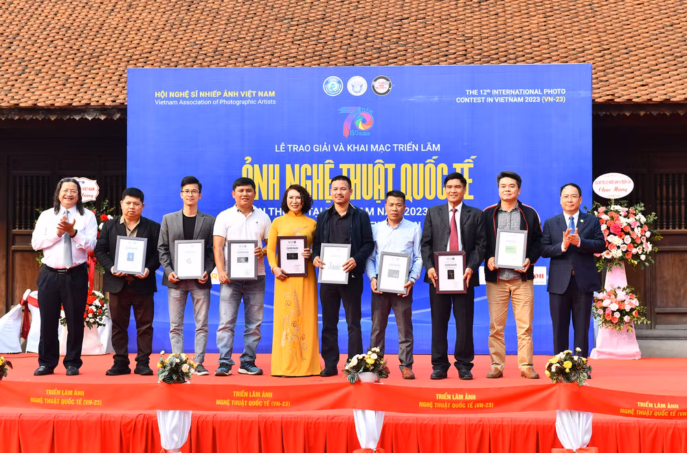 Các tác giả nhận Bằng danh dự của cuộc thi. Các tác giả nhận Bằng danh dự của cuộc thi.