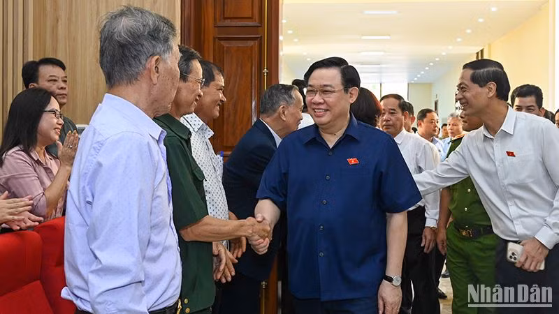 Chủ tịch Quốc hội Vương Đình Huệ với các cử tri quận Đồ Sơn, thành phố Hải Phòng.
