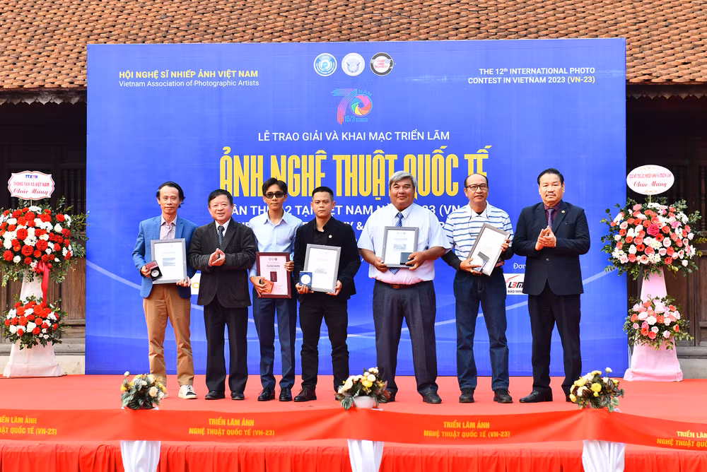 Các tác giả nhận Huy chương Bạc của cuộc thi ảnh. Các tác giả nhận Huy chương Bạc của cuộc thi ảnh.