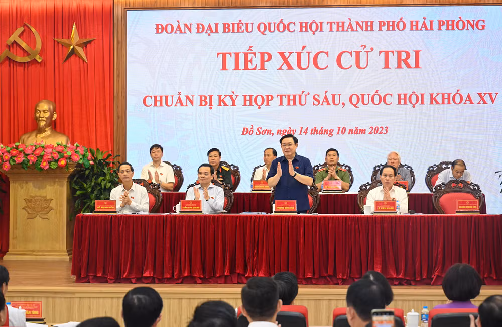 Chủ tịch Quốc hội Vương Đình Huệ, Phó Thủ tướng Chính phủ Trần Lưu Quang, Bí thư Thành ủy Hải Phòng Lê Tiến Châu cùng các đại biểu Quốc hội thành phố Hải Phòng dự hội nghị. Chủ tịch Quốc hội Vương Đình Huệ, Phó Thủ tướng Chính phủ Trần Lưu Quang, Bí thư Thành ủy Hải Phòng Lê Tiến Châu cùng các đại biểu Quốc hội thành phố Hải Phòng dự hội nghị.
