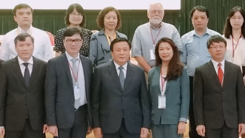 Đồng chí Nguyễn Xuân Thắng cùng các nhà khoa học tham gia Hội thảo.