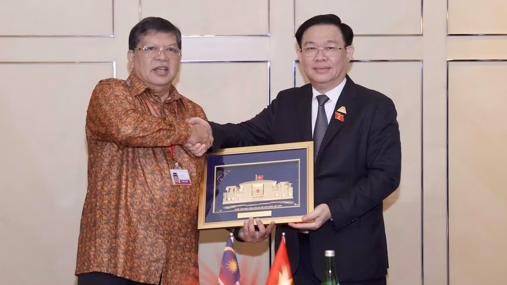 Chủ tịch Quốc hội Vương Đình Huệ tặng vật phẩm lưu niệm Chủ tịch Hạ viện Malaysia Tan Sri Dato’ Johari Bin Abdul. (Ảnh: Doãn Tấn/TTXVN) Chủ tịch Quốc hội Vương Đình Huệ tặng vật phẩm lưu niệm Chủ tịch Hạ viện Malaysia Tan Sri Dato’ Johari Bin Abdul. (Ảnh: Doãn Tấn/TTXVN)