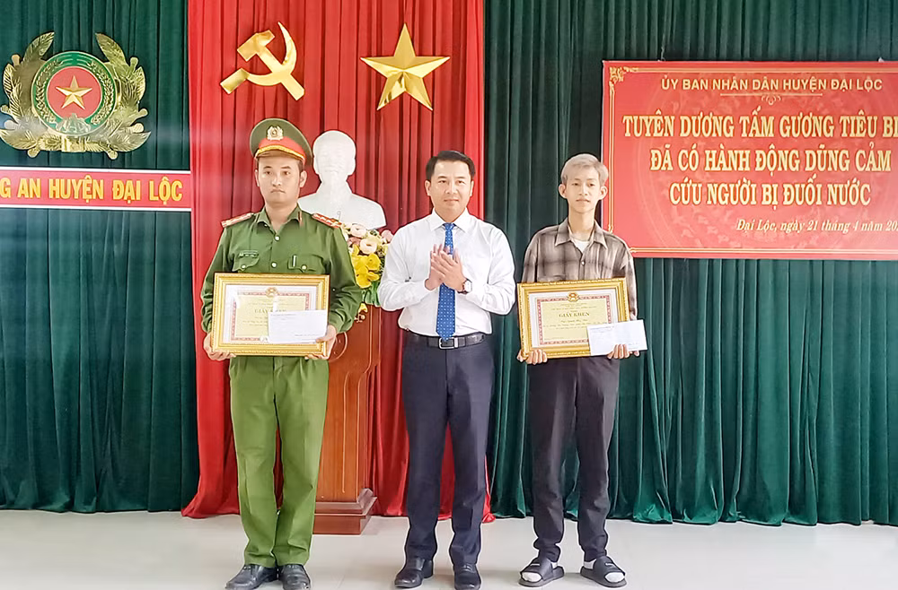 Lãnh đạo huyện Đại Lộc trao Giấy khen tặng Đại úy Nguyễn Phước Đạt và anh Nguyễn Hồng Phúc.