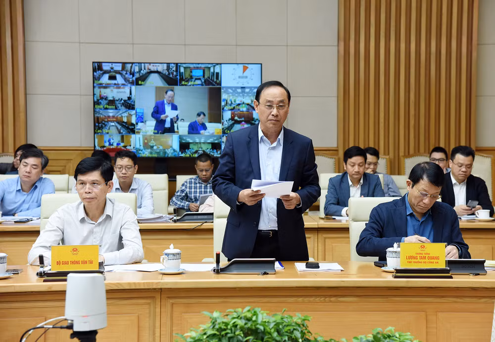 Thứ trưởng Giao thông vận tải Lê Đình Thọ báo cáo tình hình triển khai thực hiện các công trình, dự án quan trọng quốc gia.