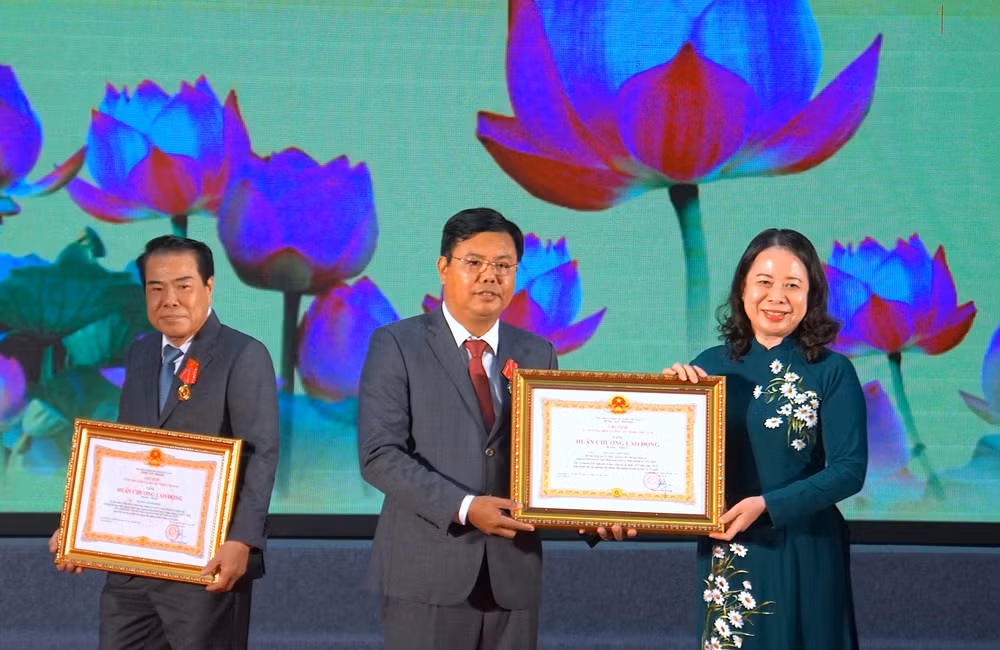 Phó Chủ tịch nước Võ Thị Ánh Xuân trao Huân chương Lao động hạng Nhất tặng 2 đồng chí là Bí thư và nguyên Bí thư Tỉnh ủy Cà Mau.