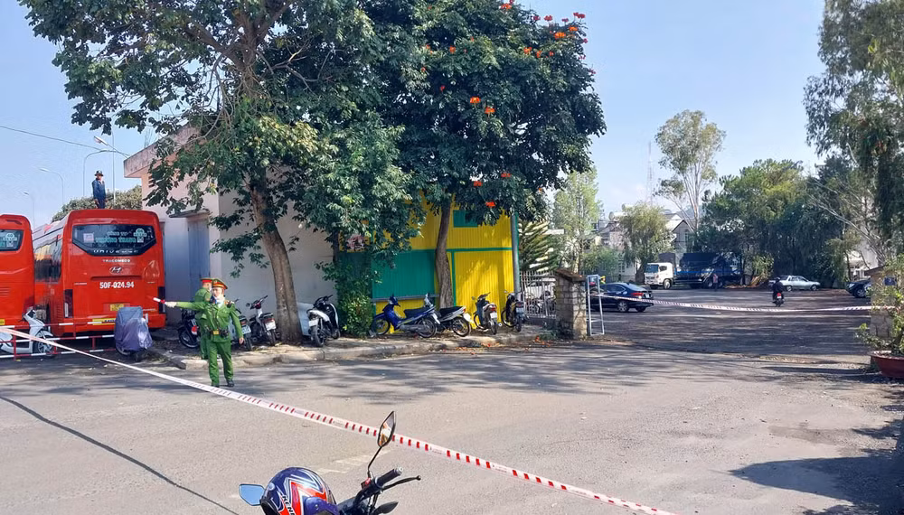 Lực lượng công an phong tỏa Trung tâm đăng kiểm xe cơ giới tại Đà Lạt.