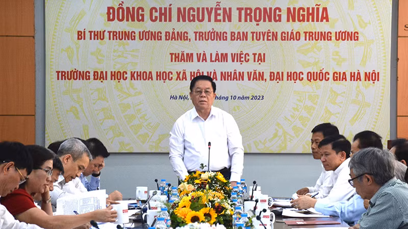 Đồng chí Nguyễn Trọng Nghĩa phát biểu tại buổi làm việc.