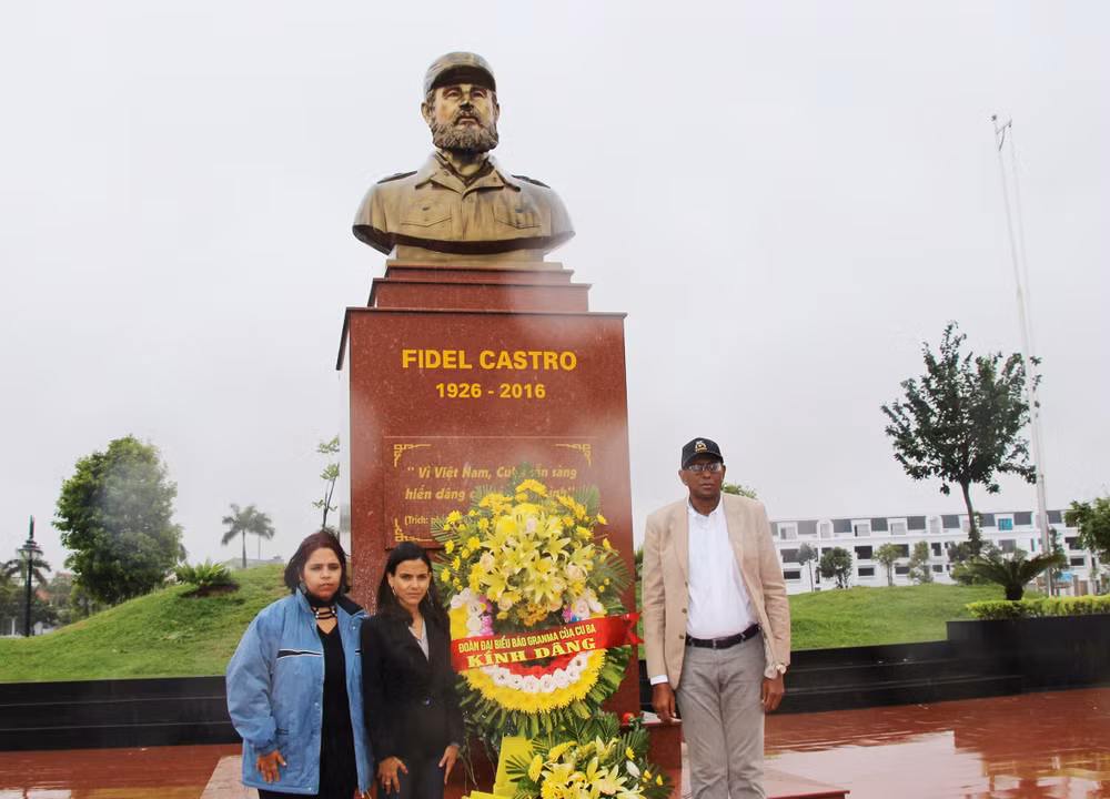 Lãnh đạo Báo Granma, Cơ quan ngôn luận của Đảng Cộng sản Cuba dâng hoa ở Công viên Fidel tại thành phố Đông Hà nhân chuyến công tác tại Quảng Trị đầu tháng 12/2022. (Ảnh: LÂM QUANG HUY)