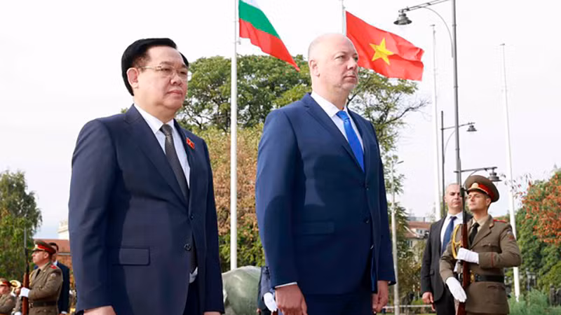 Chủ tịch Quốc hội Vương Đình Huệ cùng Chủ tịch Quốc hội Bulgaria Rosen Zhelyazk đến đặt hoa tại Tượng đài Chiến sĩ vô danh ở Thủ đô Sofia. (Ảnh: TTXVN)