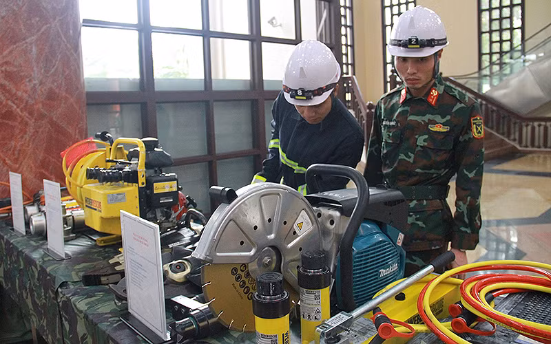 Các sĩ quan, chiến sĩ kiểm tra vật tư, thiết bị mang theo trong chuyến công tác hỗ trợ nhân đạo, cứu trợ thảm họa tại Thổ Nhĩ Kỳ. Các sĩ quan, chiến sĩ kiểm tra vật tư, thiết bị mang theo trong chuyến công tác hỗ trợ nhân đạo, cứu trợ thảm họa tại Thổ Nhĩ Kỳ.