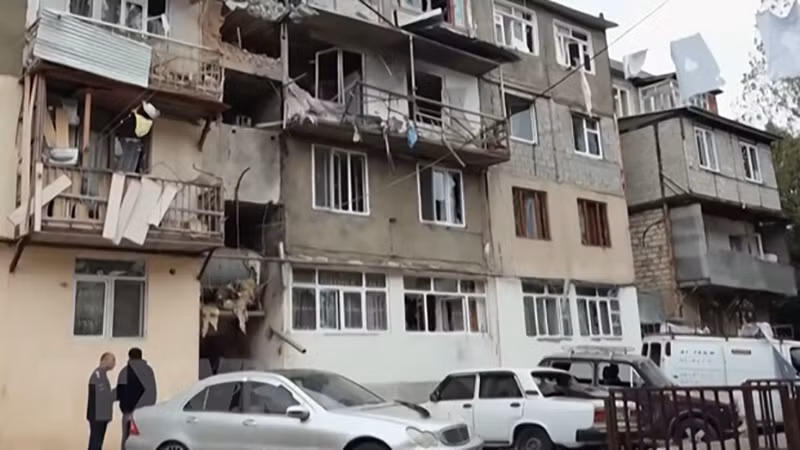 Các tòa nhà bị hư hại trong chiến dịch quân sự do Azerbaijan tiến hành tại thị trấn Stepanakert thuộc khu vực tranh chấp Nagorny-Karabakh, ngày 20/9/2023. (Ảnh: AFP/TTXVN)