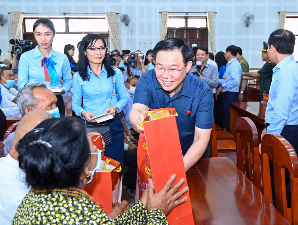 Chủ tịch Quốc hội Vương Đình Huệ tặng quà Tết cho các gia đình chính sách.