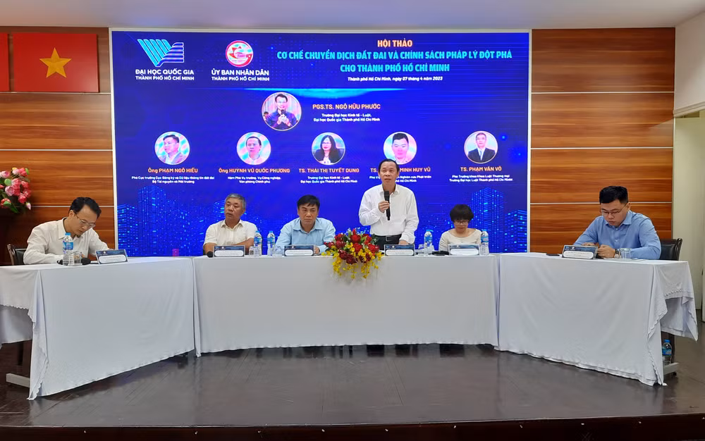 Phiên thảo luận tại hội thảo “Cơ chế chuyển dịch đất đai và chính sách pháp lý đột phá cho Thành phố Hồ Chí Minh”. Phiên thảo luận tại hội thảo “Cơ chế chuyển dịch đất đai và chính sách pháp lý đột phá cho Thành phố Hồ Chí Minh”.