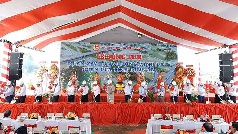 Lãnh đạo, nguyên lãnh đạo Trung ương và địa phương thực hiện nghi thức động thổ.