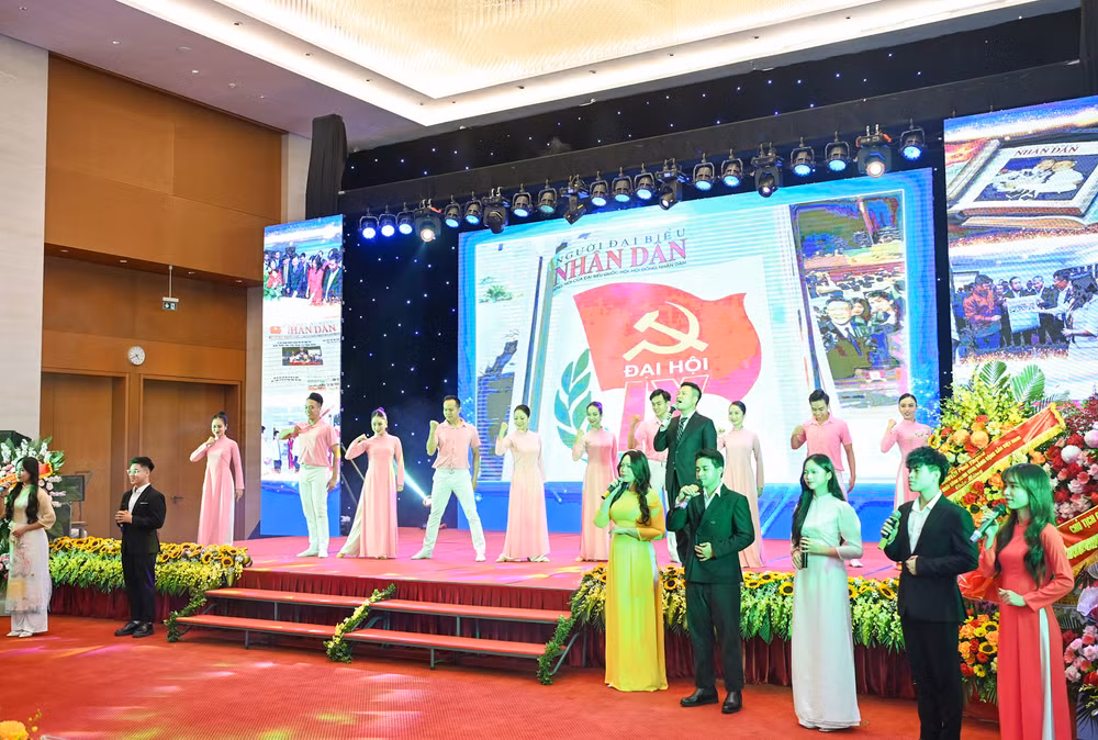 Chương trình nghệ thuật chào mừng lễ kỷ niệm 35 năm Ngày thành lập và đón nhận Huân chương Lao động hạng Nhất.