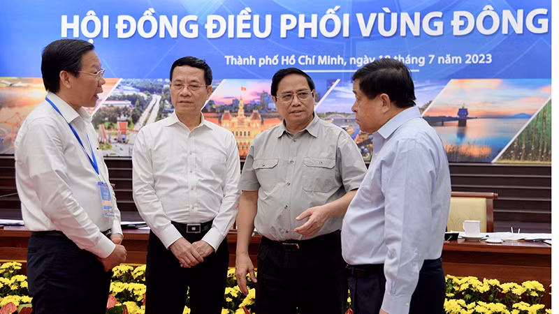 Thủ tướng Phạm Minh Chính trao đổi với các đại biểu tại Hội nghị.