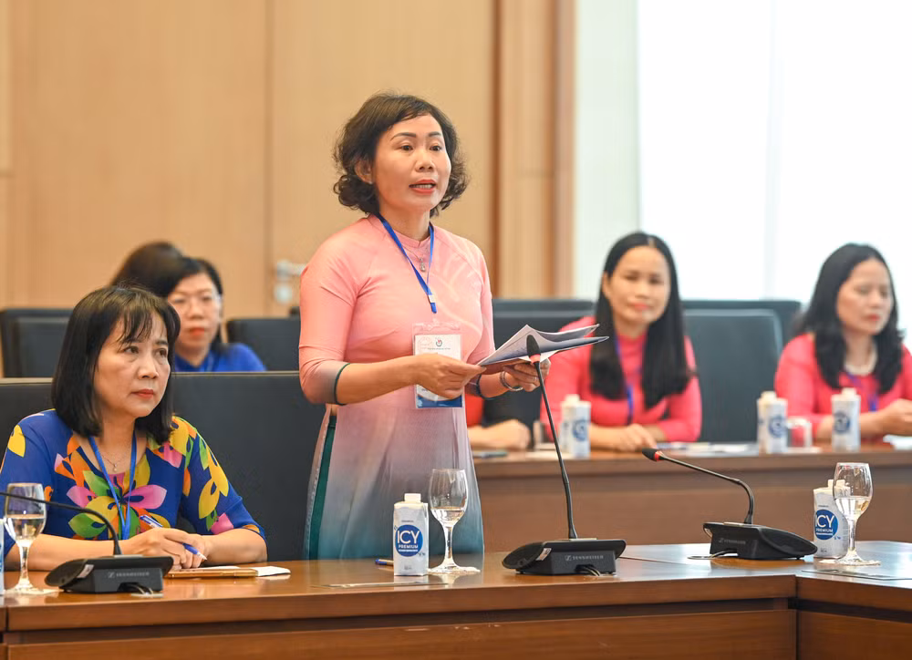 Nhà báo Trần Thị Kiều Hoành, Câu lạc bộ Nhà báo nữ tỉnh Quảng Ngãi phát biểu tại cuộc gặp mặt.