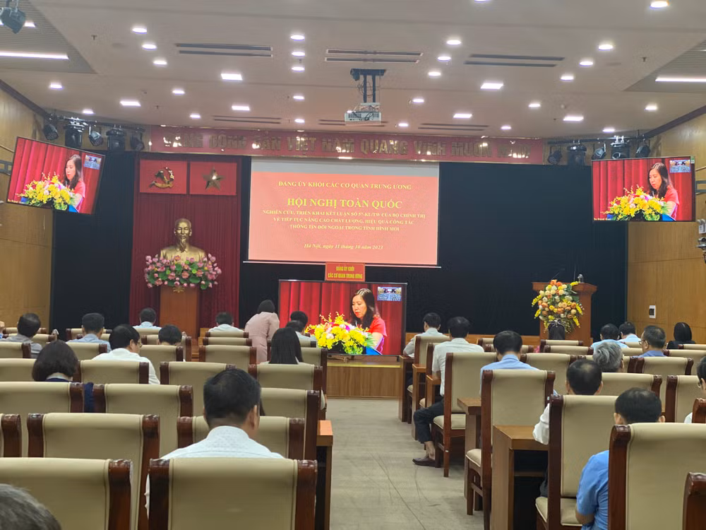 Các đại biểu dự Hội nghị trực tuyến toàn quốc nghiên cứu, triển khai Kết luận số 57-KL/TW của Bộ Chính trị, tại điểm cầu Đảng ủy Khối.