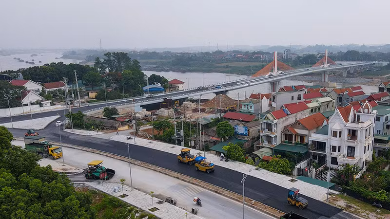 Cầu Vĩnh Phú kết nối huyện Sông Lô với thành phố Việt Trì.