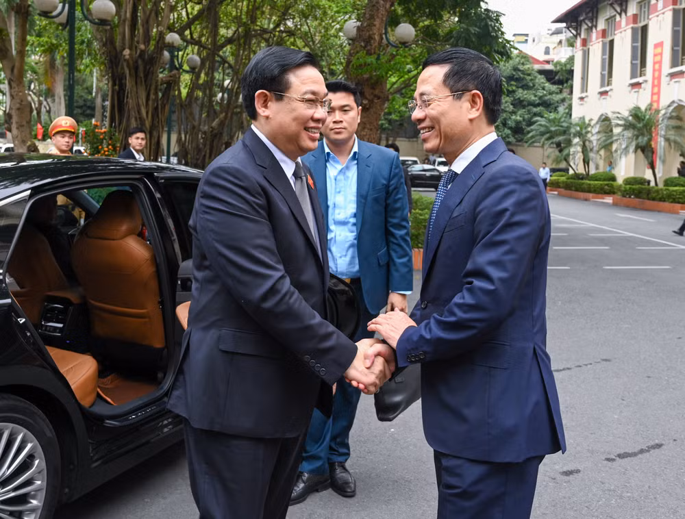 Chủ tịch Quốc hội Vương Đình Huệ và Bộ trưởng Thông tin và Truyền thông Nguyễn Mạnh Hùng tại buổi làm việc. Chủ tịch Quốc hội Vương Đình Huệ và Bộ trưởng Thông tin và Truyền thông Nguyễn Mạnh Hùng tại buổi làm việc.