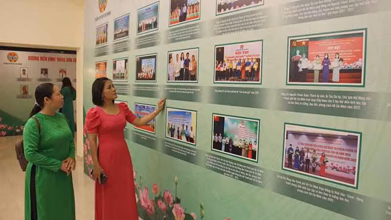 Các đại biểu tham quan không gian triển lãm ảnh về Hội Nông dân trong các năm qua. Các đại biểu tham quan không gian triển lãm ảnh về Hội Nông dân trong các năm qua.