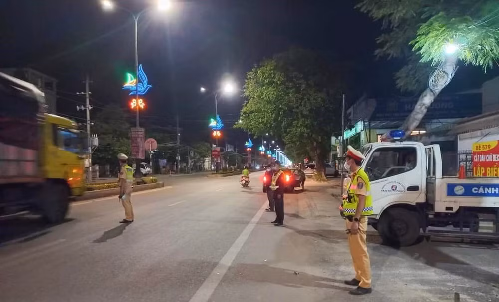 Công an thành phố Đồng Hới (Quảng Bình) kiểm tra phương tiện giao thông trong dịp Tết Quý Mão 2023.