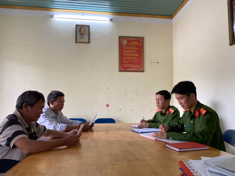 Công an xã Xuân Quang 3, huyện Đồng Xuân, Phú Yên tiếp công dân.