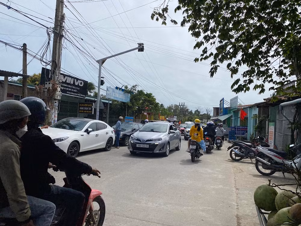 Tuyến đường ven biển Phú Yên (đoạn qua xã An Chấn, An Phú nối huyện Tuy An, thành phố Tuy Hòa) đã thực sự quá tải cần sớm triển khai xây dựng. 