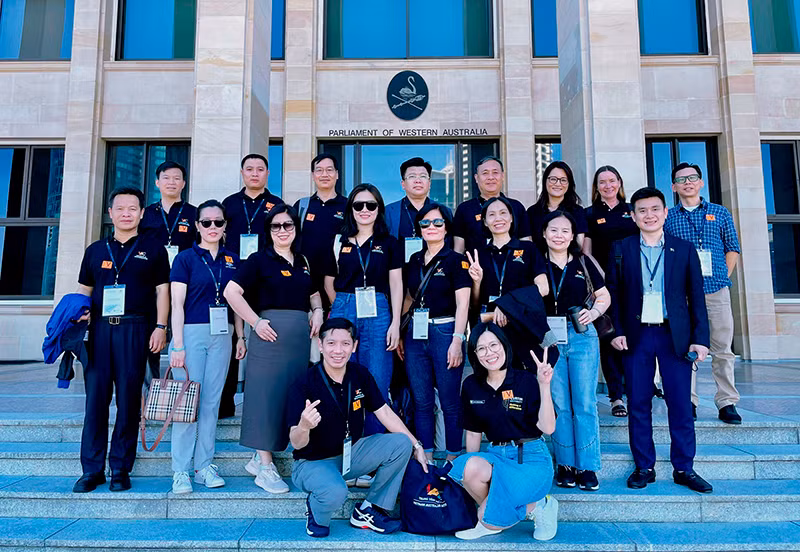 Đoàn học viên thăm quan Tòa nhà Quốc hội của bang Tây Australia. (Ảnh: Đại học Curtin)