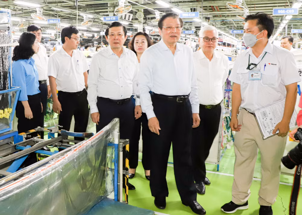 Trưởng Ban Nội chính Trung ương Phan Đình Trạc và Đoàn công tác tham quan Nhà máy sản xuất của Công ty TNHH Yazaki EDS Việt Nam.