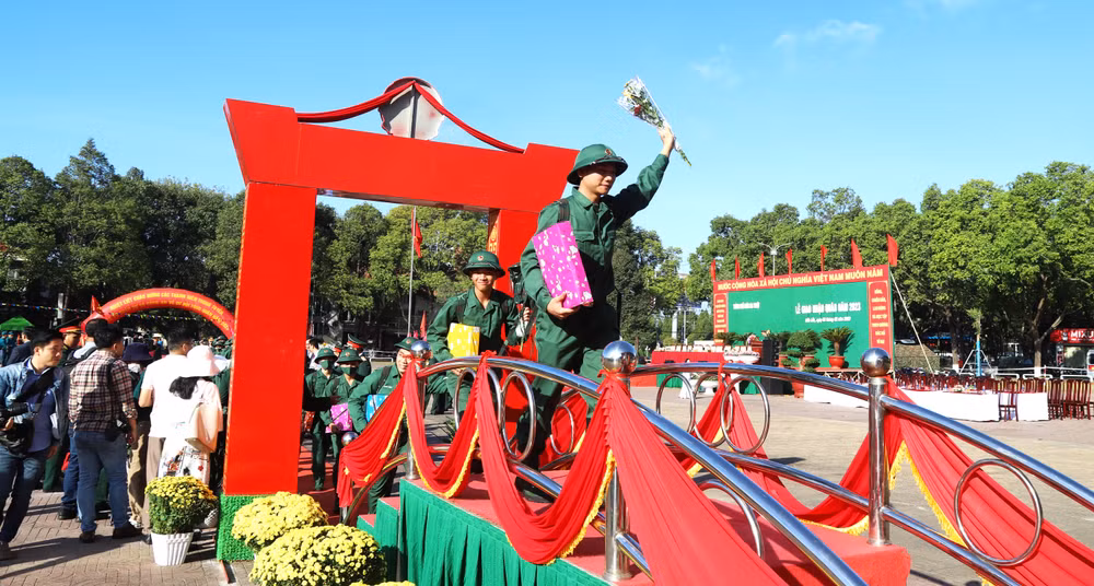 Các tân binh qua cầu Vinh Quang nô nức lên đường tòng quân.