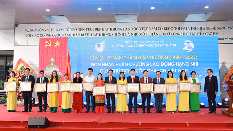 Tuyên dương các thầy giáo, cô giáo đã có nhiều đóng góp cho Trường Trung học cơ sở và Trung học phổ thông Nguyễn Tất Thành suốt 25 năm qua.