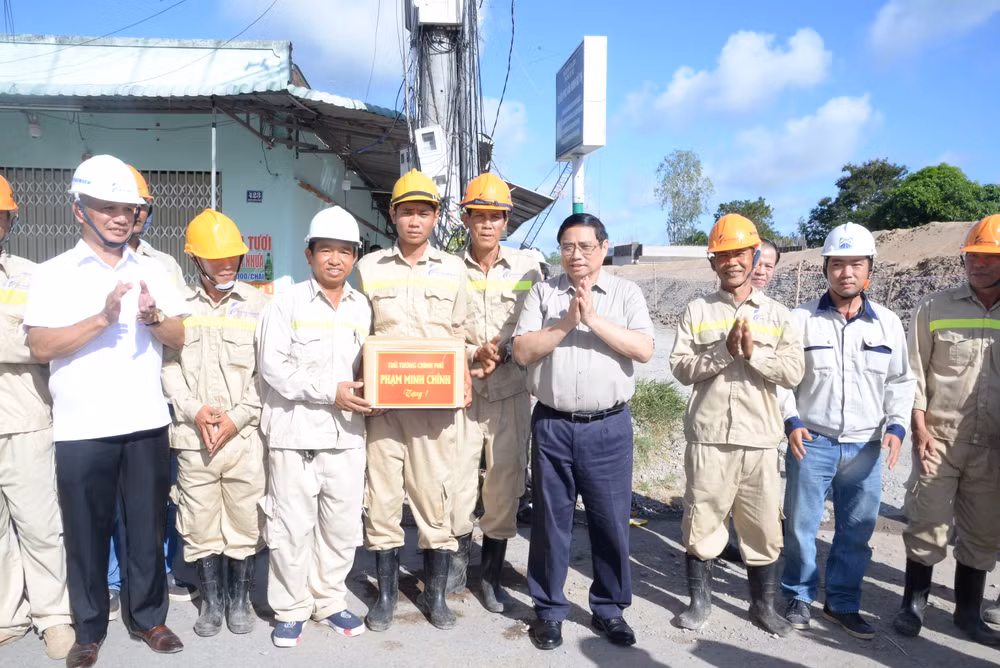 Thủ tướng Phạm Minh Chính tặng quà động viên cán bộ, công nhân trên công trường xây dựng Dự án nâng cấp Quốc lộ 30 đoạn thành phố Cao Lãnh (tuyến tránh thành phố Cao Lãnh). Thủ tướng Phạm Minh Chính tặng quà động viên cán bộ, công nhân trên công trường xây dựng Dự án nâng cấp Quốc lộ 30 đoạn thành phố Cao Lãnh (tuyến tránh thành phố Cao Lãnh).