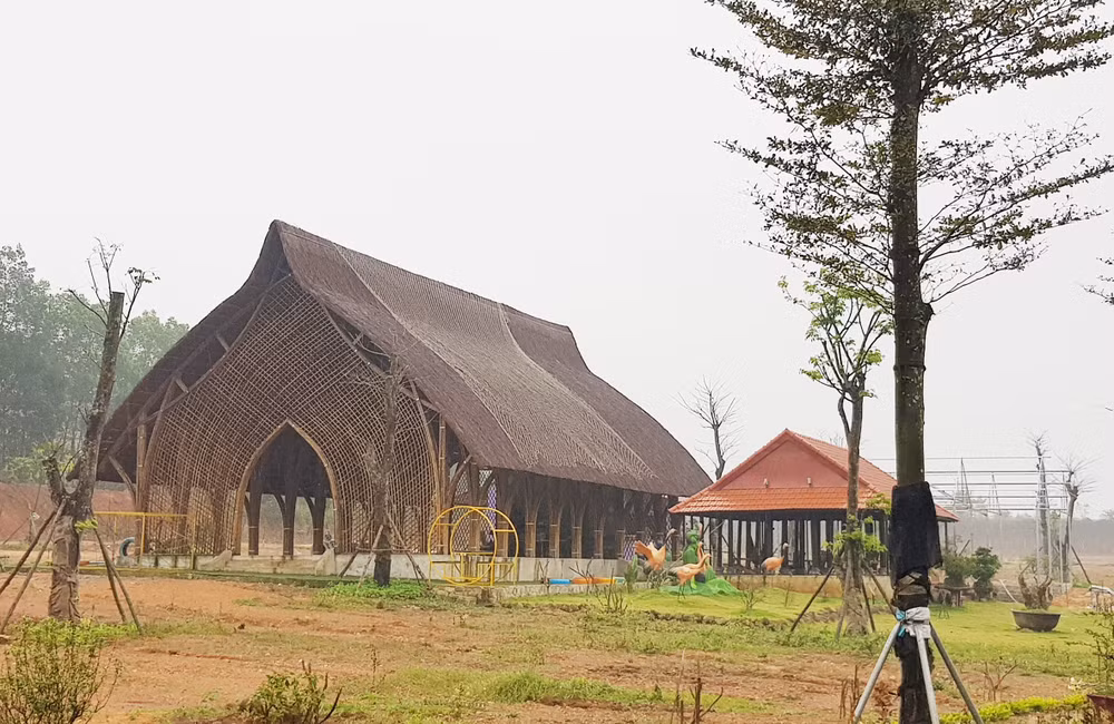 Nhiều công trình được xây dựng trong khuôn viên.