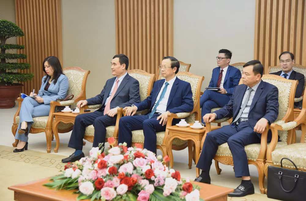 Đại diện lãnh đạo các bộ, ban, ngành của Chính phủ Việt Nam tham dự buổi tiếp. Đại diện lãnh đạo các bộ, ban, ngành của Chính phủ Việt Nam tham dự buổi tiếp.