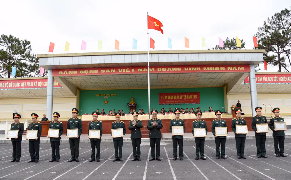 Học viện Lục quân biểu dương các tập thể và cá nhân có thành tích tốt trong thực hiện nhiệm vụ. Học viện Lục quân biểu dương các tập thể và cá nhân có thành tích tốt trong thực hiện nhiệm vụ.