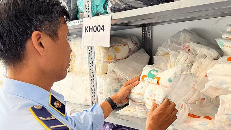 Lực lượng chức năng kiểm tra lô hàng hóa sản phẩm đồ chơi trẻ em. (Ảnh: Cục Quản lý thị trường Thành phố Hồ Chí Minh)
