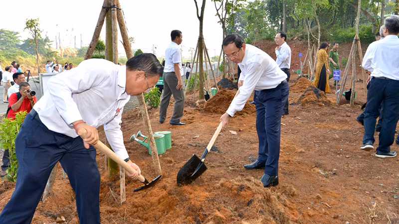 Lãnh đạo Thành phố Hồ Chí Minh trồng cây tại Công viên Lịch sử Văn hóa Dân tộc. (Ảnh: CAO THĂNG)