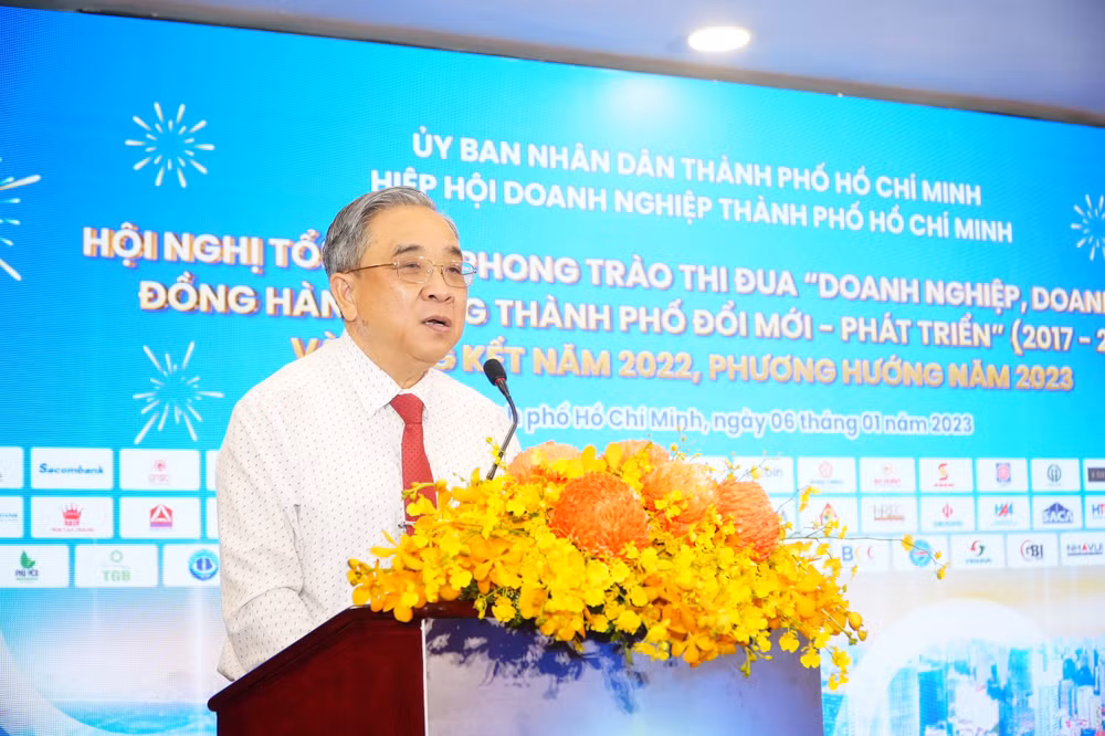 Chủ tịch Hiệp hội Doanh nghiệp Thành phố Hồ Chí Minh Nguyễn Ngọc Hòa phát biểu, chia sẻ tại buổi tổng kết. (Ảnh: CTV)