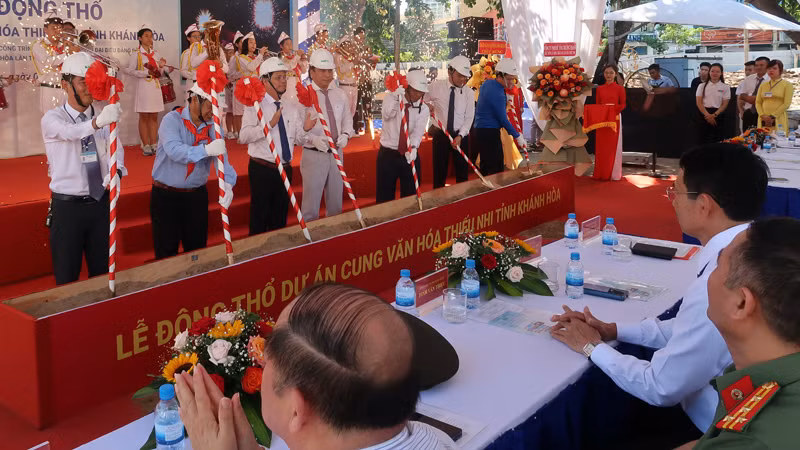 Đại biểu thực hiện nghi thức động thổ dự án.