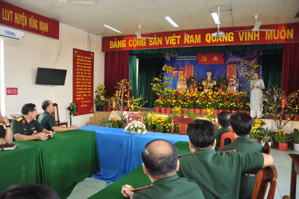 Ban giám khảo và đại diện các cơ quan, đơn vị nghe phần thi thuyết trình của Ban chỉ huy Quân sự huyện Cần Giờ.