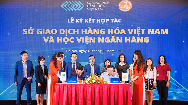 Lễ ký kết giữa Sở Giao dịch Hàng hóa Việt Nam và Học viện Ngân hàng.