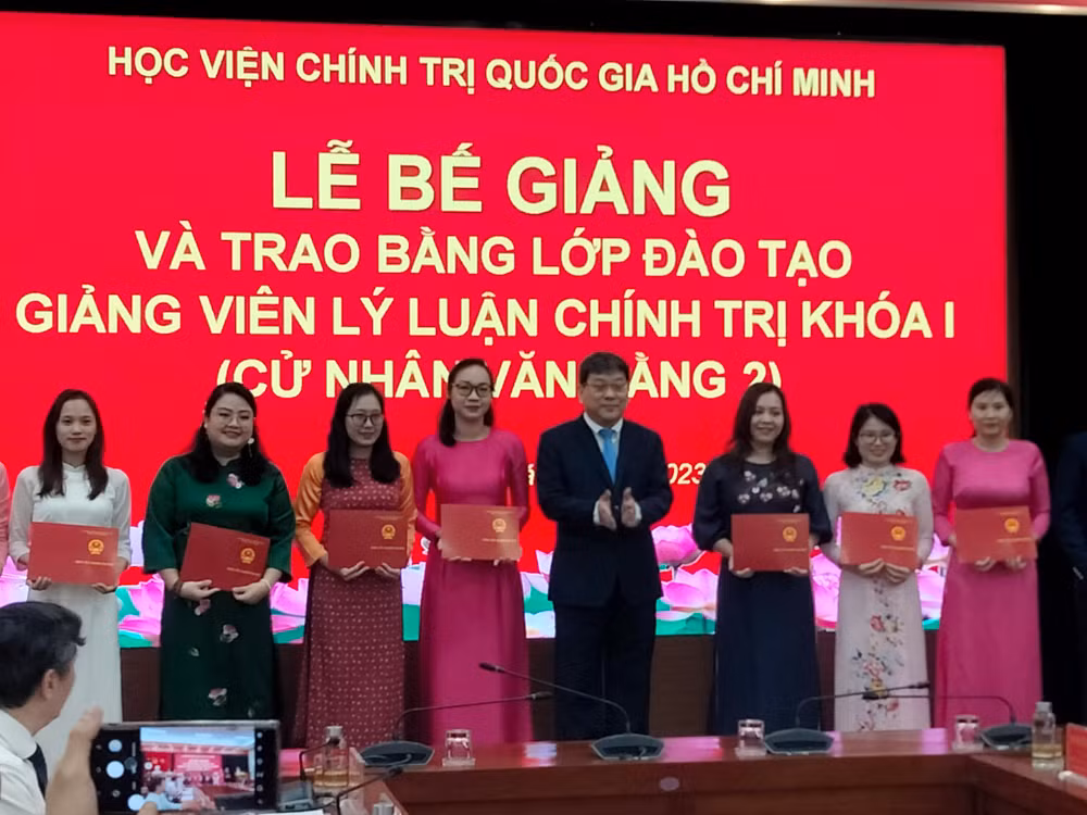Lễ bế giảng lớp đào tạo giảng viên lý luận chính trị khóa I (2021-2023).