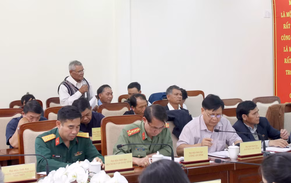Đại biểu đồng bào dân tộc thiểu số phát biểu ý kiến tại hội nghị.